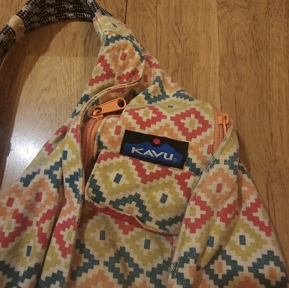 KAVU Aztec Patterned Rope Sling Bag - Picture 2 of 8